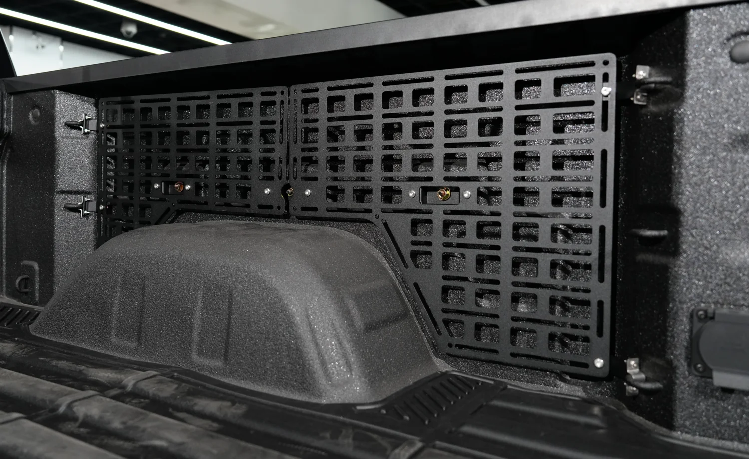19-24_SIL_5_8FT_ShortBedSideMollePanel_TT (4).webp