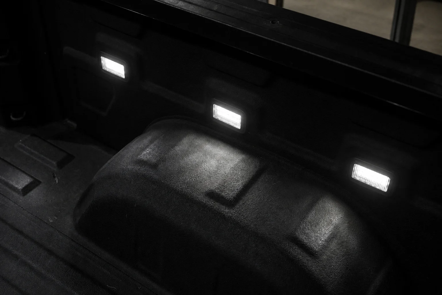 19-26_SIL_1500_6P_TruckBedLightKit_DISP_11.webp