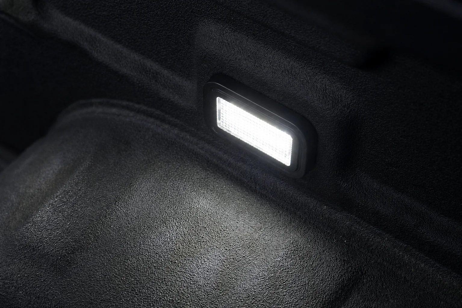 19-26_SIL_1500_6P_TruckBedLightKit_DISP_18.webp