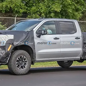 chevrolet-silverado-zr2-refresh-spy-shots.jpeg