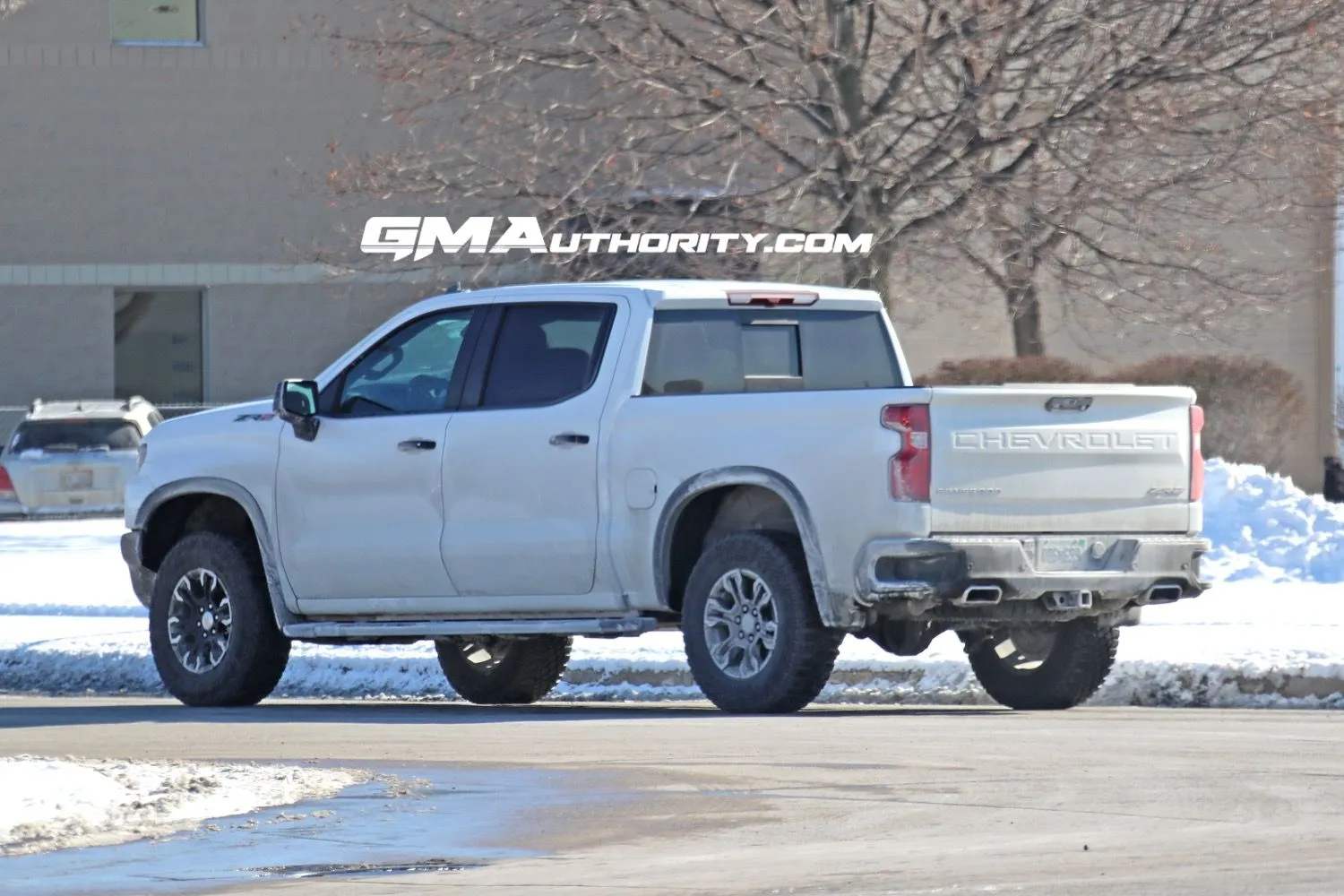 2022-Chevrolet-Silverado-ZR2-1500-Summit-White-Real-World-Photos-January-2022-006.jpg