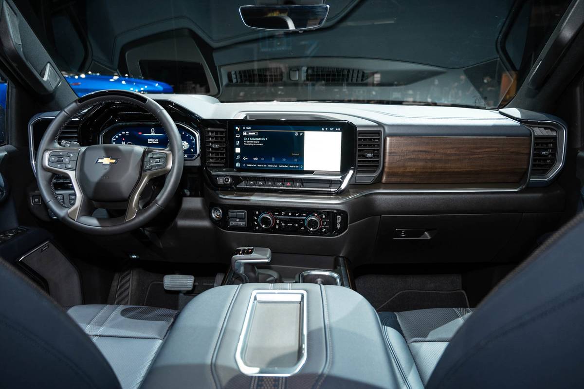 chevrolet-silverado-high-country-2022-04-cockpit-shot-dashboard-front-row-interior.jpg
